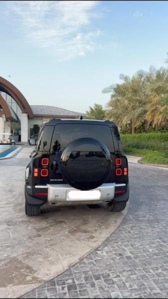 للبيع لاند روفر ديفندر HSE P400 V6 موديل 2024 فل اوبشن خليجي تحت الضمان 