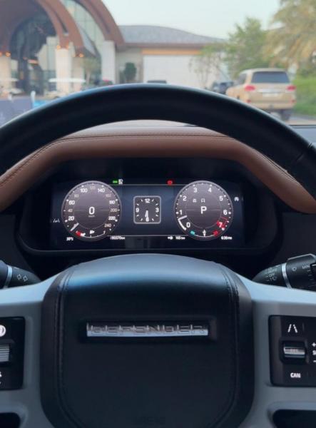 للبيع لاند روفر ديفندر HSE P400 V6 موديل 2024 فل اوبشن خليجي تحت الضمان 