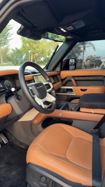 للبيع لاند روفر ديفندر HSE P400 V6 موديل 2024 فل اوبشن خليجي تحت الضمان 