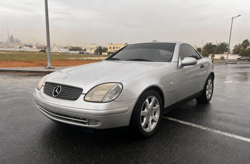 للبيع مرسيدس بنز CLK 230 موديل 1998وارد اليابان لون فضي kompressor 