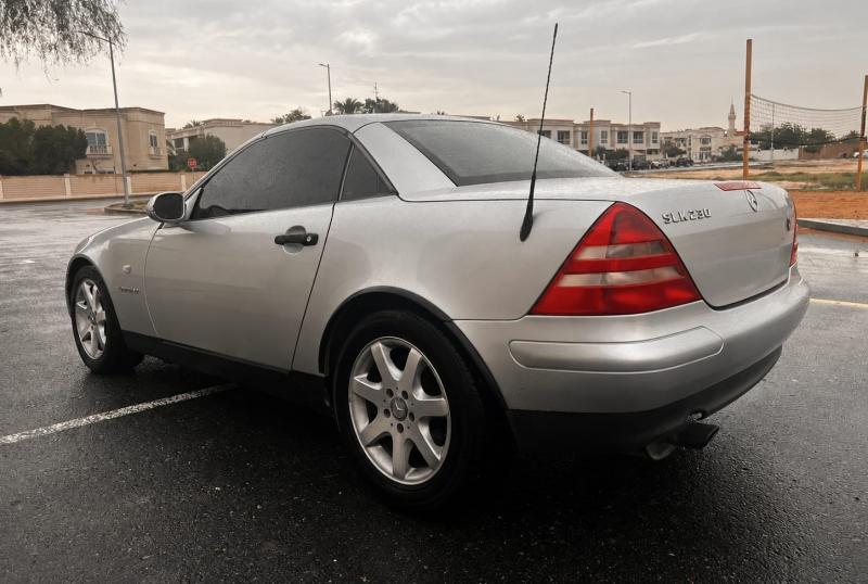 للبيع مرسيدس بنز CLK 230 موديل 1998وارد اليابان لون فضي kompressor 