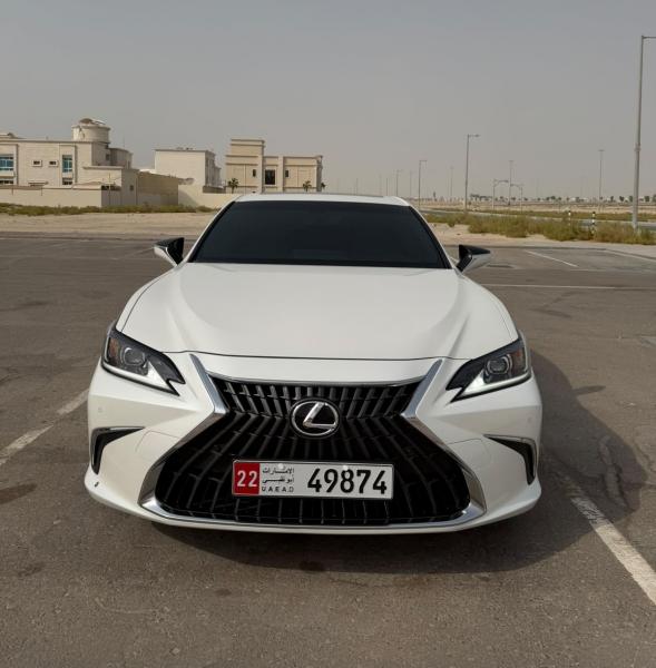 للبيع لكزس ES300 premier هايبرد موديل 2024 من وكالة الفطيم 