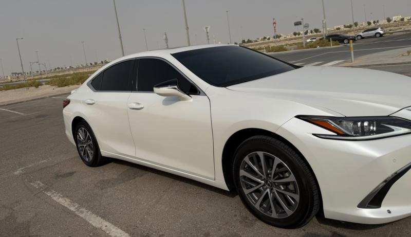 للبيع لكزس ES300 premier هايبرد موديل 2024 من وكالة الفطيم 