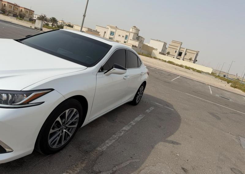 للبيع لكزس ES300 premier هايبرد موديل 2024 من وكالة الفطيم 