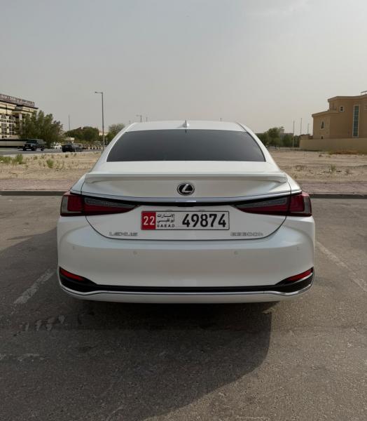 للبيع لكزس ES300 premier هايبرد موديل 2024 من وكالة الفطيم 