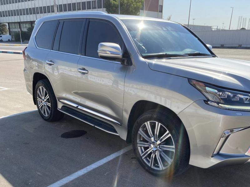 للبيع لكزس LX570 موديل 2017 فل أوبشن خليجي موتر وكالة