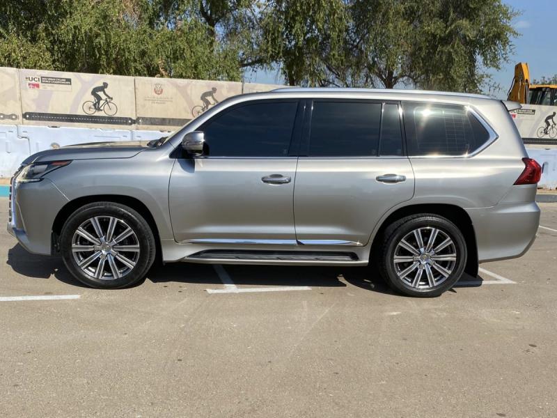 للبيع لكزس LX570 موديل 2017 فل أوبشن خليجي موتر وكالة