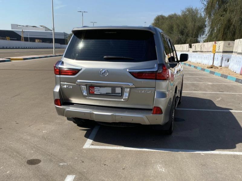 للبيع لكزس LX570 موديل 2017 فل أوبشن خليجي موتر وكالة