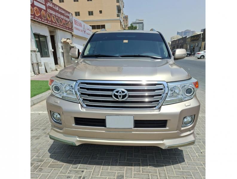 للبيع توياتا لاندكروزر GXR V8 موديل 2014 فل أوبشن اول مالك من الوكاله