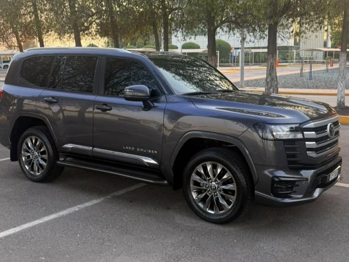 للبيع توياتا لاندكروزر Gxr twin turbo استيشن موديل 2025 فل أوبشن خليجي تحت الضمان 