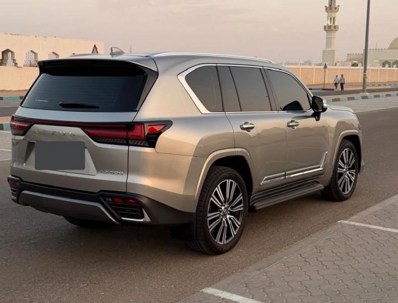 للبيع لكزس LX600 سيغنتشر موديل 2026 فل أوبشن خليجي تحت الضمان 